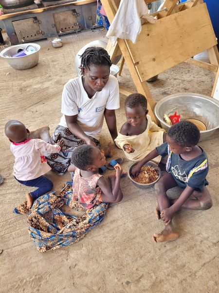 Togo Mama mit Kids beim Essen 288.jpg